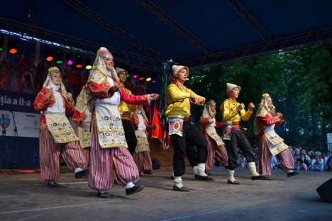Folclor pentru popor: Piaţa Ferdinand, închisă în weekend de Festivalul Internaţional de Folclor